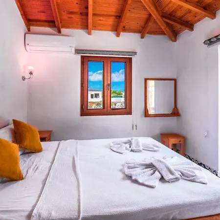 Havuzu Korunakli Jakuzili Kinali (Aegean)